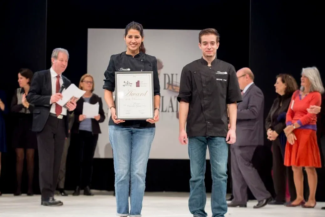 Hasnaâ Ferreira recevant l'Award de chocolatière de l'année 2016 au Salon du Chocolat