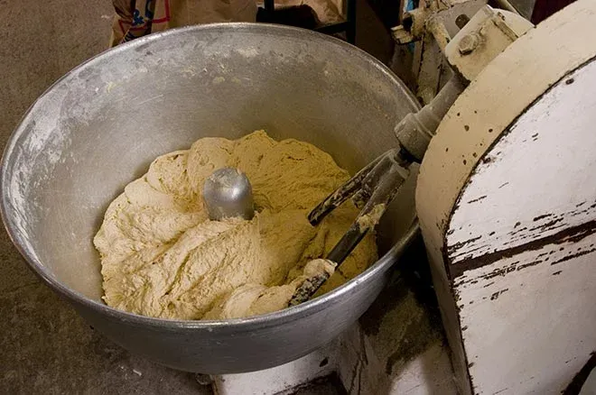 pétrin avec de la pâte à pain en cours de préparation dans une boulangerie artisanale